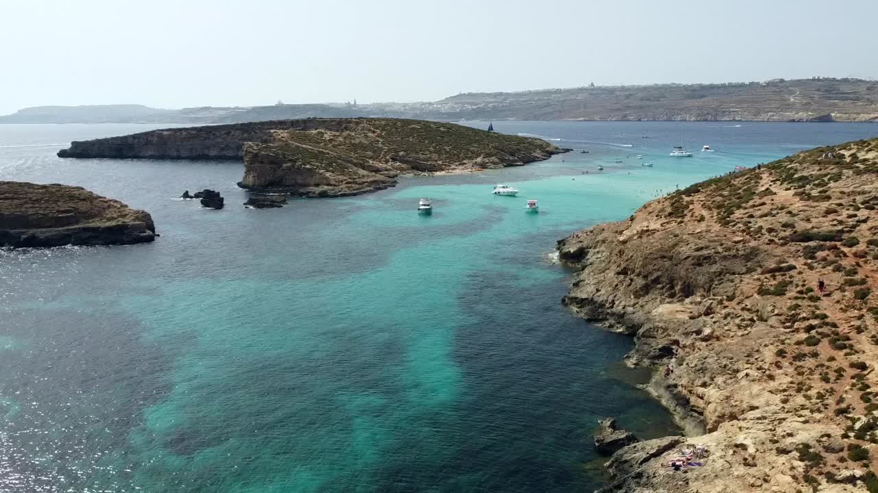 vista de avión no tripulado de la laguna azul, isla de comino, malta, europa