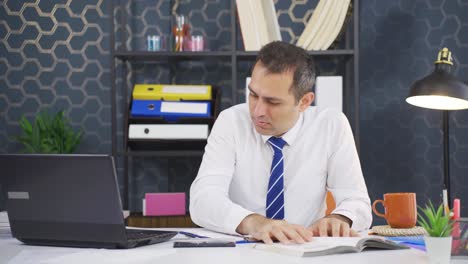 un hombre de negocios que tiene una crisis nerviosa.