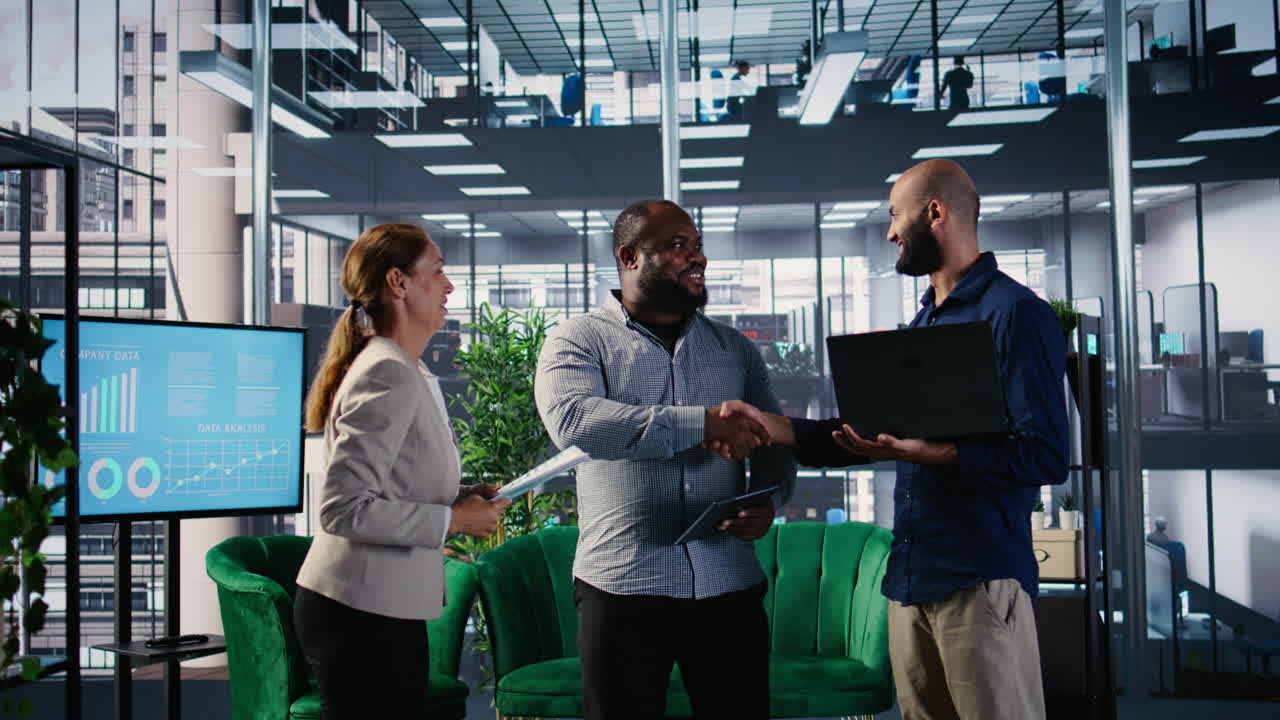 Vertical Video Business people sharing a handshake to mark commitment to the partnership