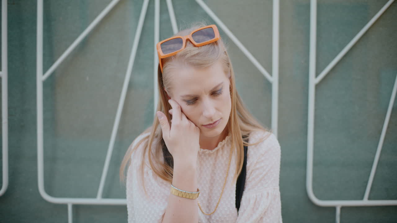 mujer en postura pensativa