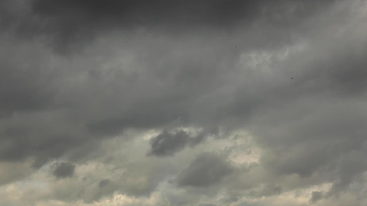 공기 중에 모여 있는 물방울의 담요가 줄어들면서 지나가는 구름의 어두운 위협적인 두꺼운 시간 경과는 일몰 시 푸른 하늘을 드러내는 극적인 영화적 풍경을 만듭니다.