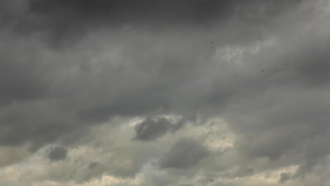 Oscuro-Y-Amenazante-Lapso-De-Tiempo-Grueso-De-Nubes-Que-Pasan-En-Una-Manta-Cada-Vez-Menor-De-Gotas-De-Agua-Agrupadas-En-El-Aire-Que-Crean-Un-Paisaje-Cinematográfico-Dramático-Que-Aclara-El-Cielo-Azul-Revelador-Al-Atardecer