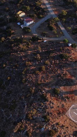 paisaje costero pintoresco con un helipuerto cerca de un refugio rural al atardecer