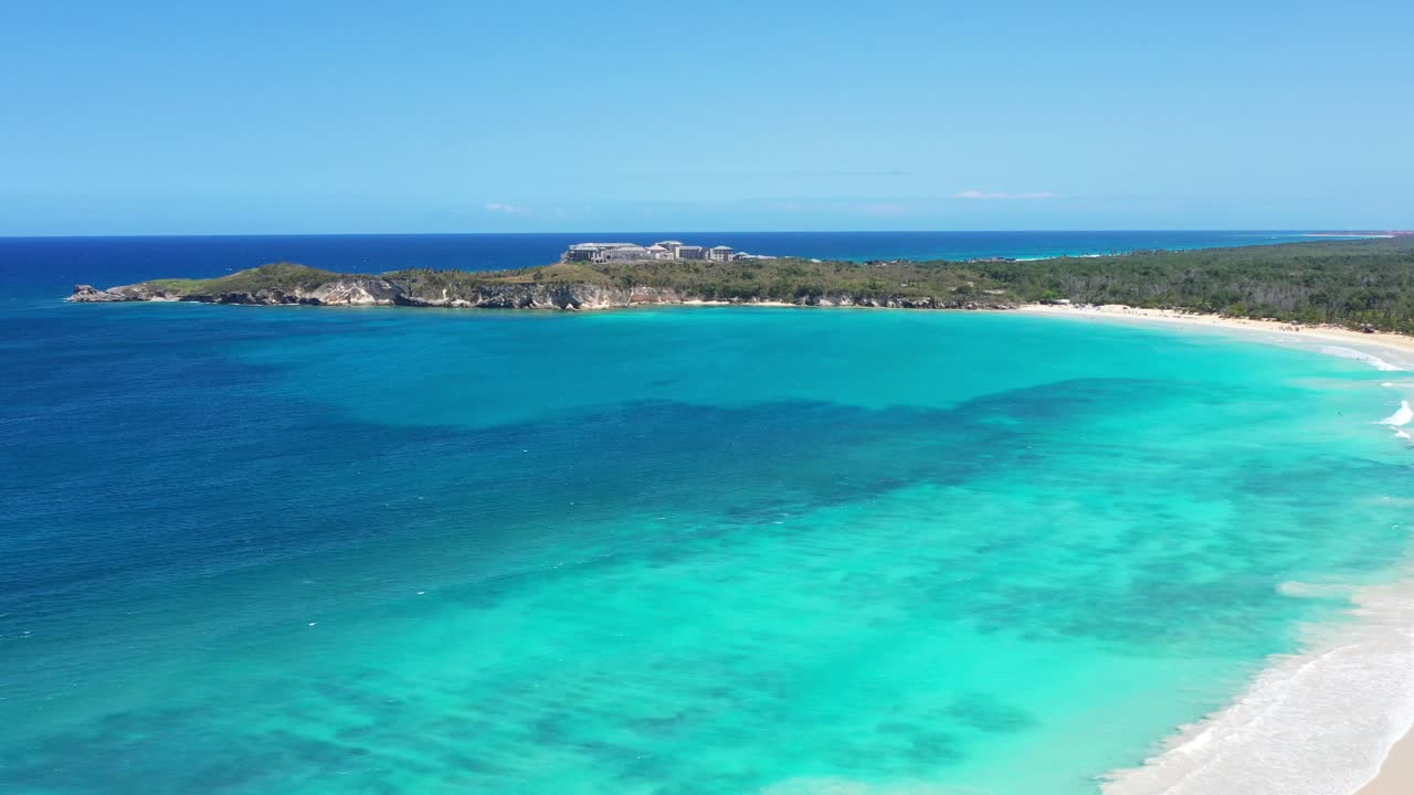 터키즈색 물과 리조트가 있는 열대 해변 파라다이스