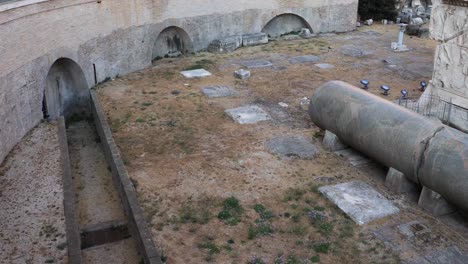 el sitio arqueológico alrededor de la columna de trajano, roma, italia