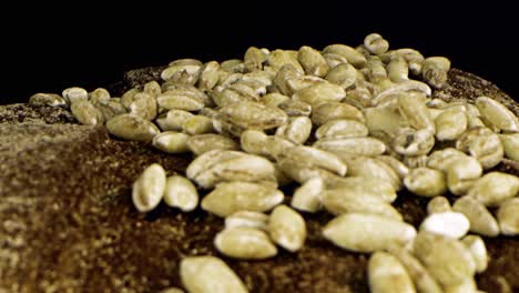primer plano de pan de centeno con granos