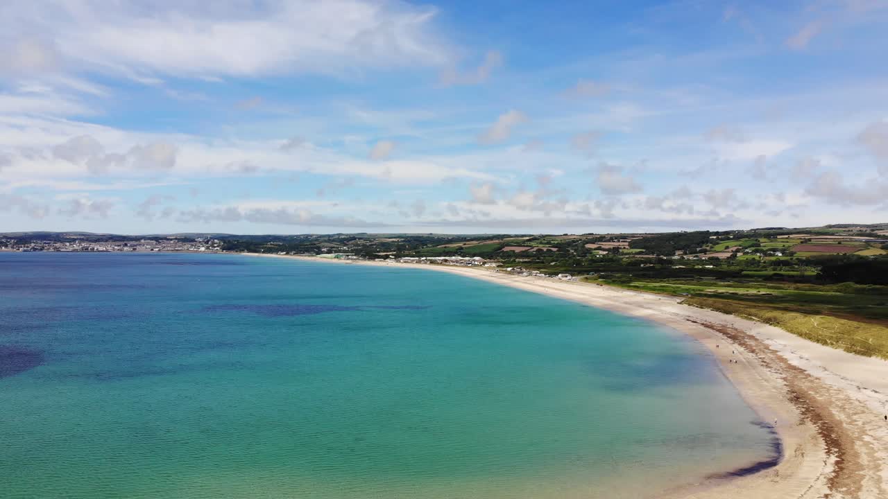 Luftoptagelse med panorering mod højre af kystlinjen ved Penzance, Cornwall, England.