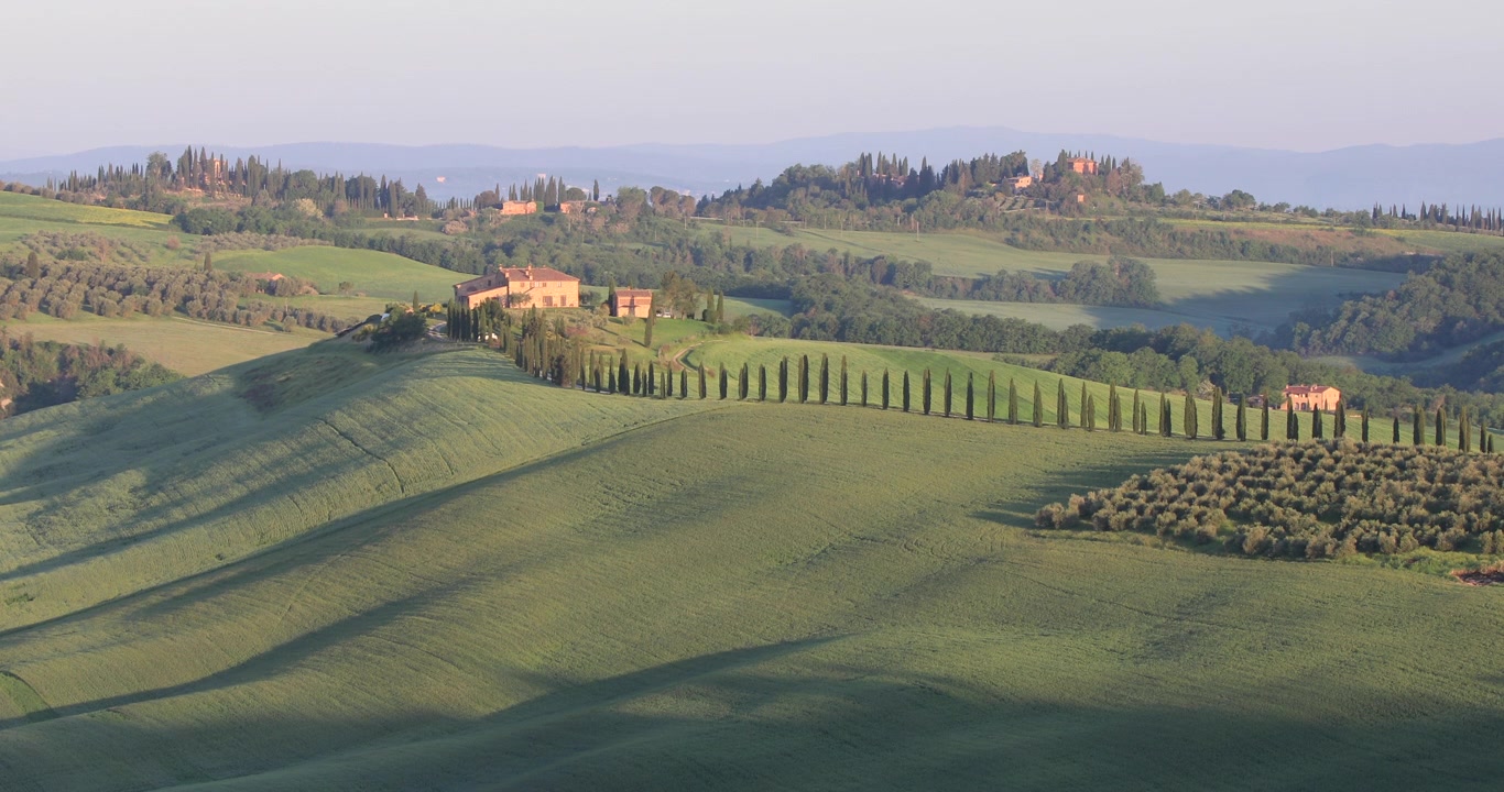 Un casale solitario nelle Crete Senesi in Toscana, Italia.