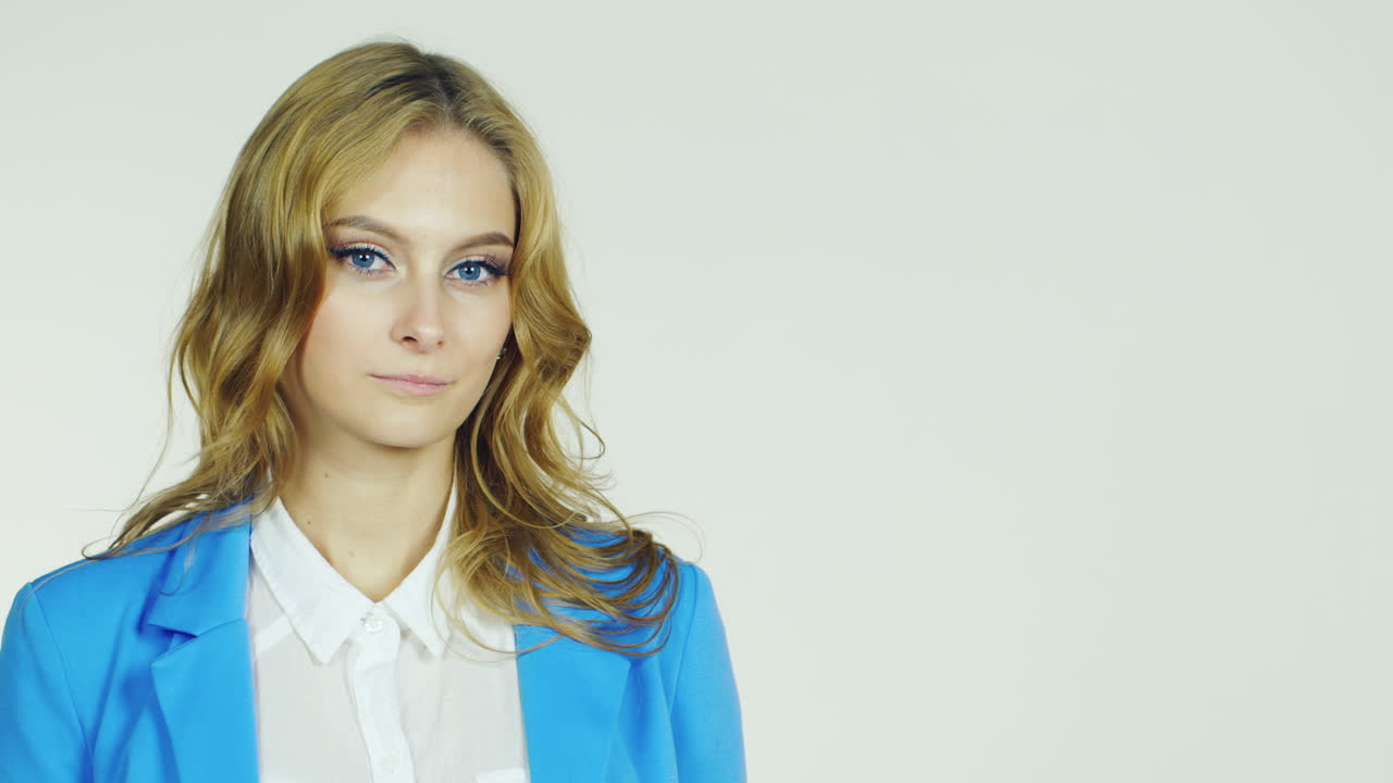 mujer atractiva mostrando un pulgar hacia arriba gesto de aprobación sonriente video hd