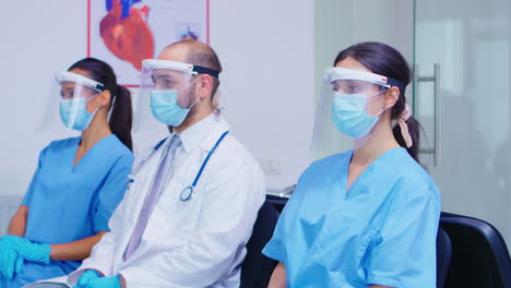 equipo cansado de personal médico durante la pandemia de covid