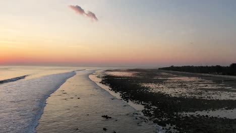 Vista-De-Drones-De-La-Costa-De-La-Isla-De-Gili-Trawangan,-Indonesia-Con-La-Luz-Del-Sol-Al-Atardecer