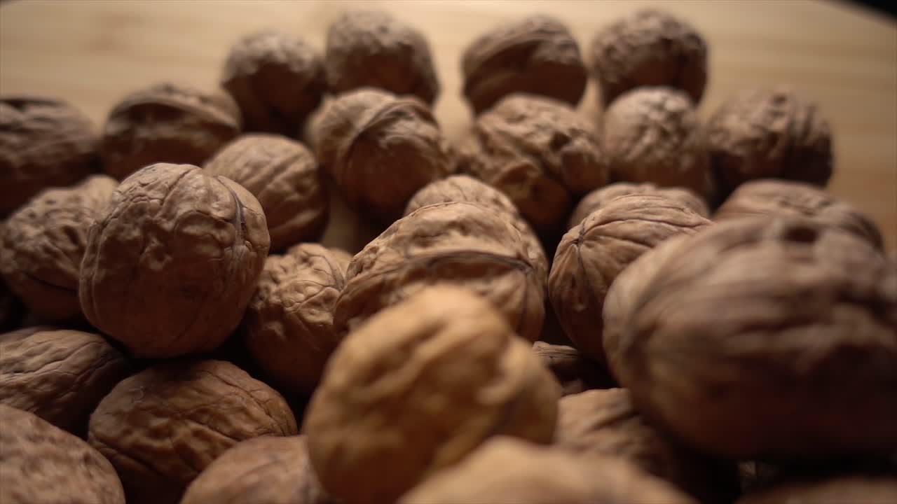 Sfondo con mucchio di noci nel guscio