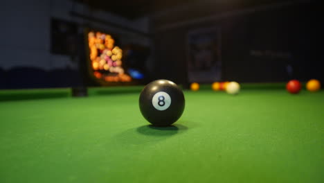 Die-Acht-Bälle-Sind-In-Der-Mitte-Eines-8-Ball-Billardtisches-Hervorzuheben