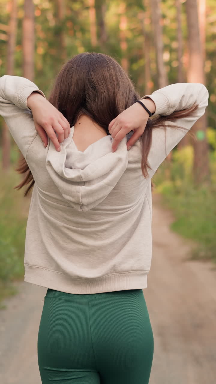 숲에서 달리는 여성, 잔디와 나무로 둘러싸인 길을 따라 달리는 젊은 여성, 이 은 여름날 자연에서 활발한 조