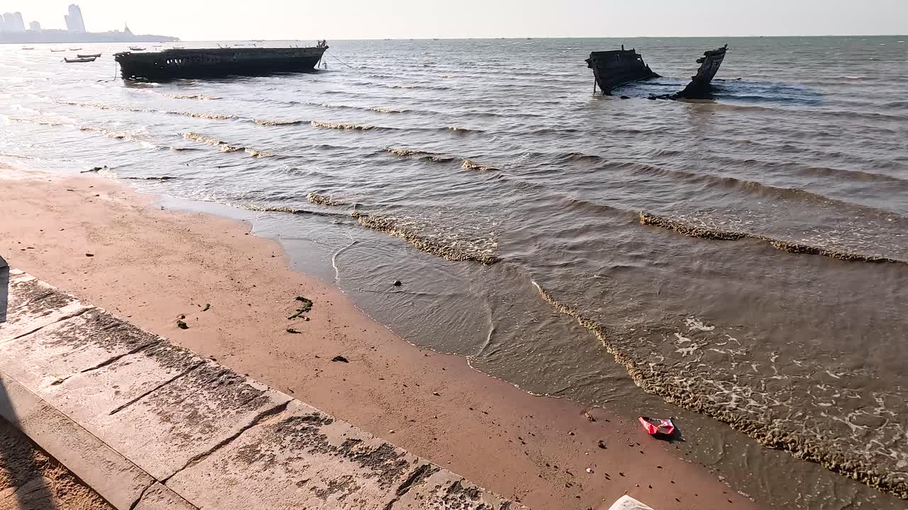 파도가 침몰한 선박에 부히고