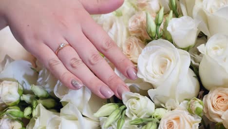 la novia con el ramo de la boda en las manos