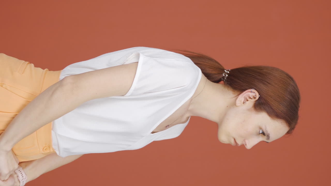 상처받은 여성의 수직 비디오입니다.