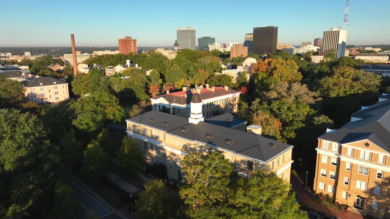 campus de la universidad de carolina del sur con vista al centro de columbia, sc durante la hora dorada del amanecer