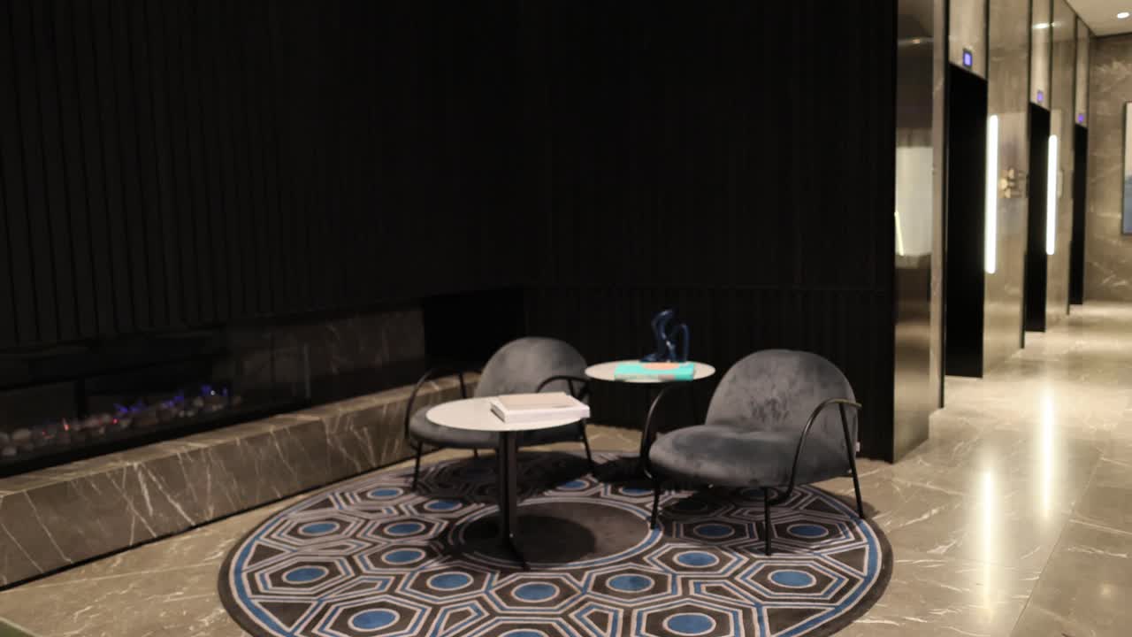 스타일리시 라운지 에 있는 의자 와 테이블