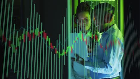 animación del procesamiento de datos a través de diversos ingenieros de ti por servidores informáticos