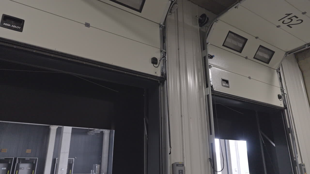 분배 창고의 로딩 도크 문