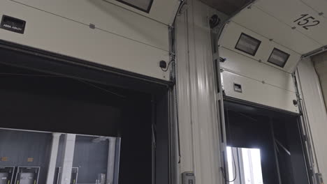 puertas de la bahía de carga en el almacén de distribución
