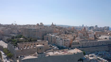 Drohne-Fliegt-über-Der-Stadt-La-Valletta-In-Malta