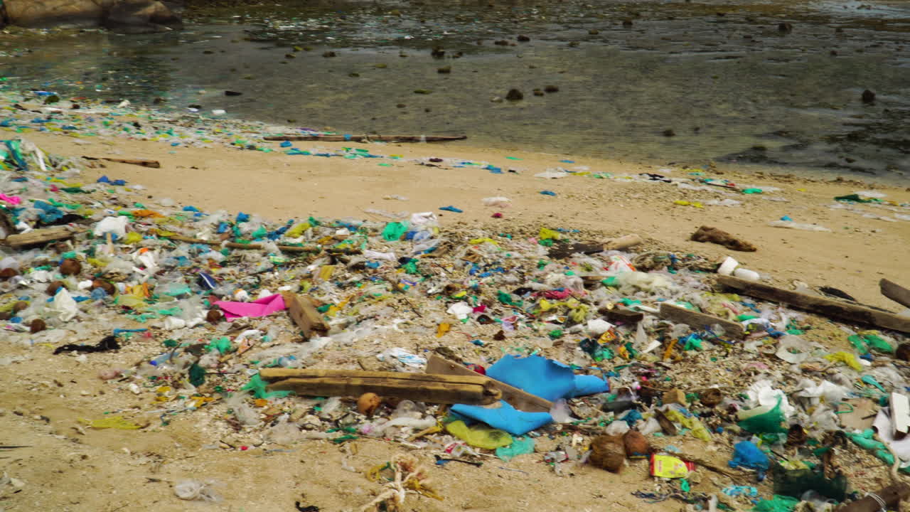 playa contaminada llena de basura y desechos plásticos