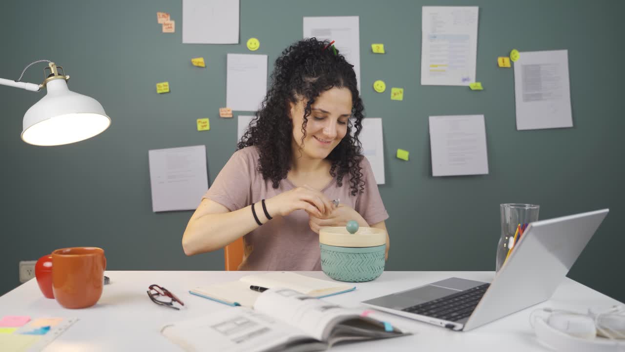 la estudiante se está escondiendo.