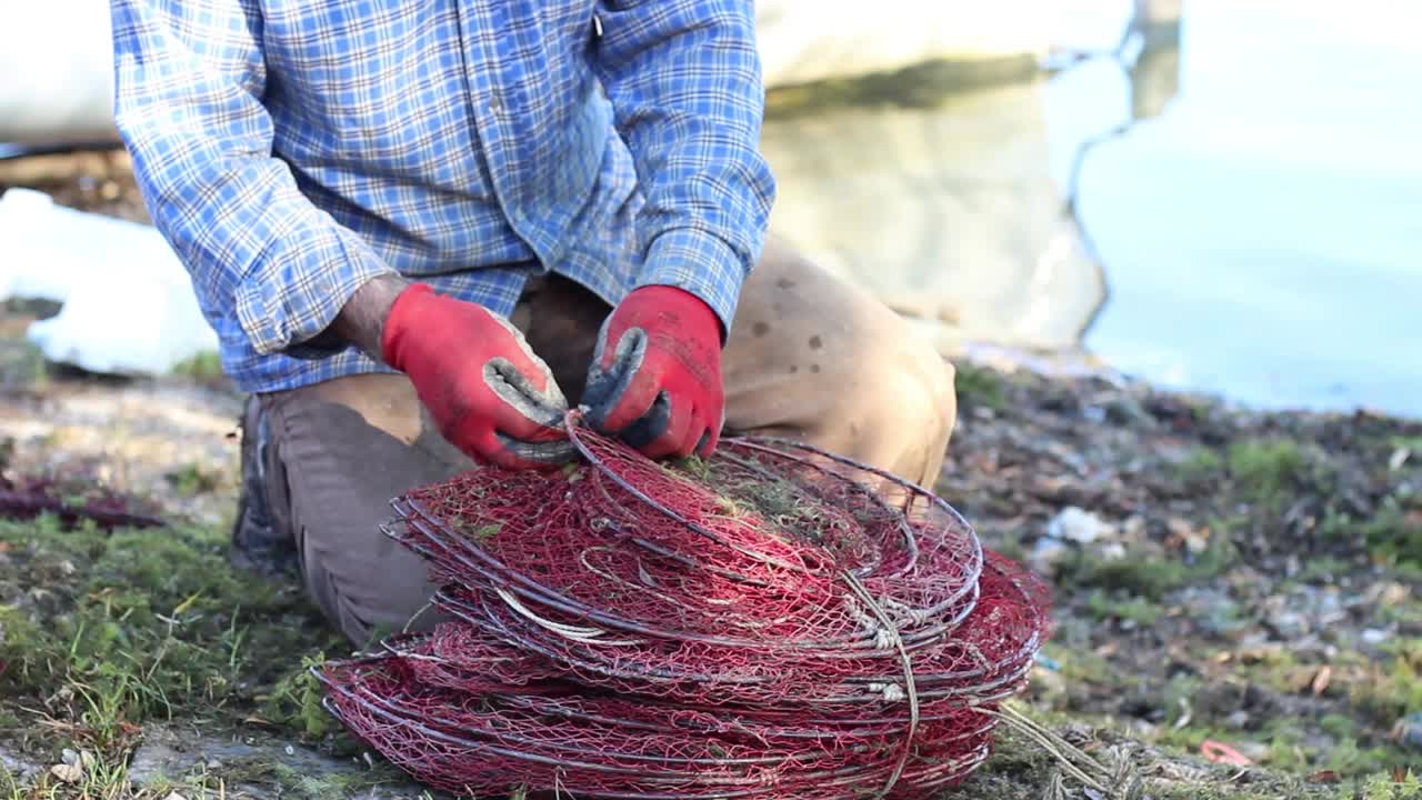 ⁇ 시 ⁇  이 물고기 그물 을 수리 하고 있다 4