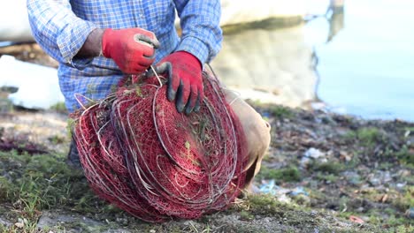 Pescador-Está-Reparando-La-Red-De-Pesca-4