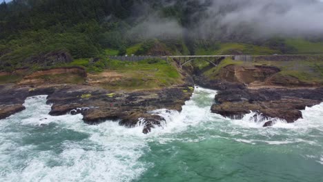 Imágenes-Aéreas-De-4k-30fps-Del-Pozo-De-Thor,-Bocina,-Autopista-101-A-Lo-Largo-De-La-Costa-Noroeste-Del-Pacífico-De-Oregon---Vista-Aérea-Agua-Azul-Turquesa,-Roca-Cubierta-De-Musgo---Seguimiento-En-Tiro-Volador-Drone-Dji-Suave