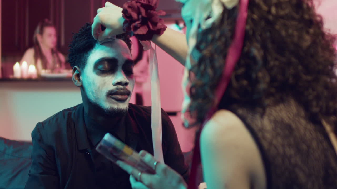 amigos en una fiesta de halloween