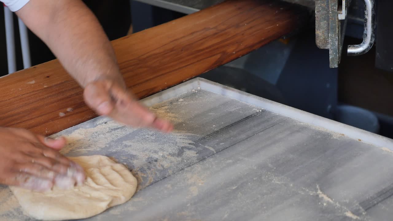 Preparando massa para pão ou pizza