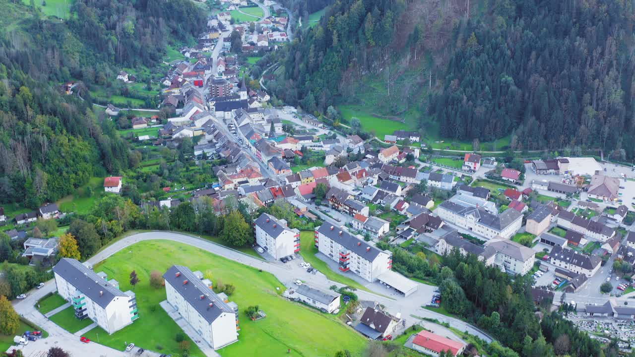 숲으로 둘러싸인 산골짜기 마을의 드론 뷰