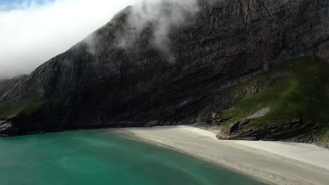 Drohnenaufnahmen-Vom-Strand-Und-Dem-Klaren-Blauen-Wasser-Auf-Der-Insel-Vaeroy,-Lofoten-Inseln-In-Norwegen