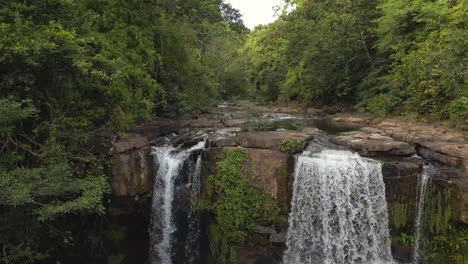 Toller-Luftbildflug-Erhebt-Die-Drohne-Des-Thailändischen-Dschungelwasserfalls-Koh-Kood,-Tag-Dezember-2022