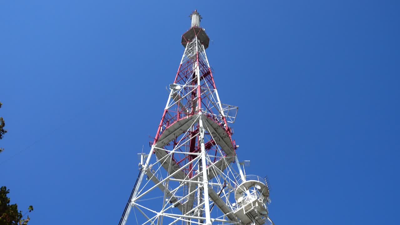 Torre de TV no fundo do céu
