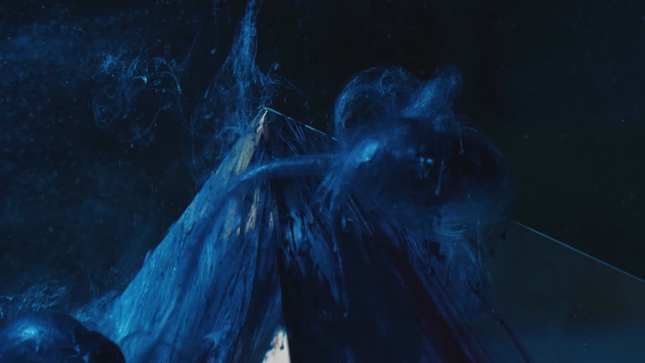 color goteo de fluido galaxia azul brillo nube de humo