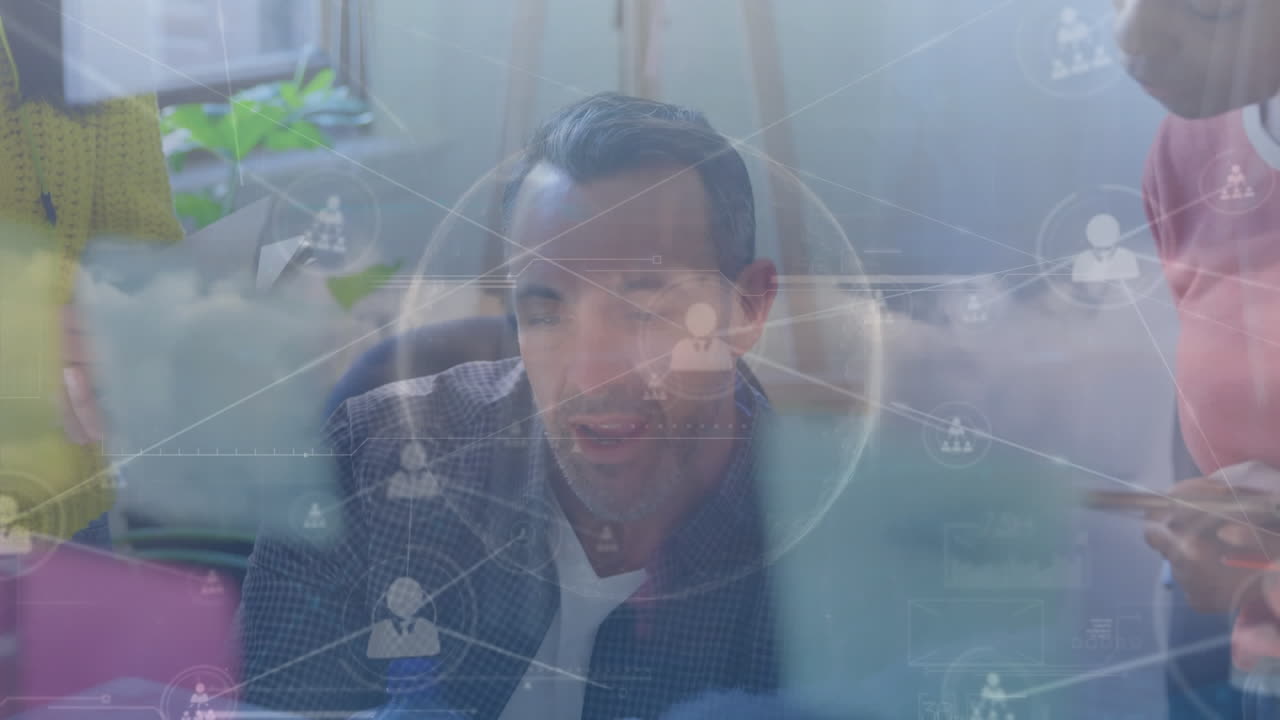 지구의 애니메이션, 연결된 아이콘, 사무실에서 보고서를 논의하는 다양한 동료들에 대한 밀집된 구름