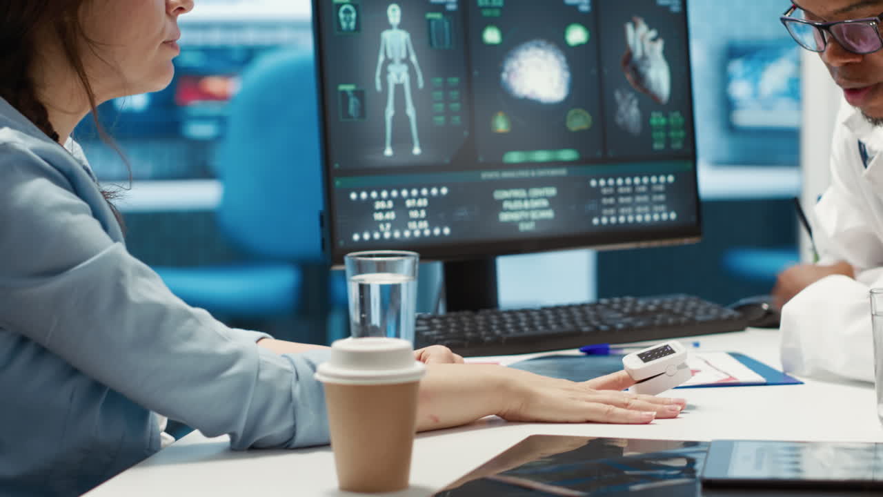 experto médico que toma los niveles de saturación de oxígeno con un oxímetro