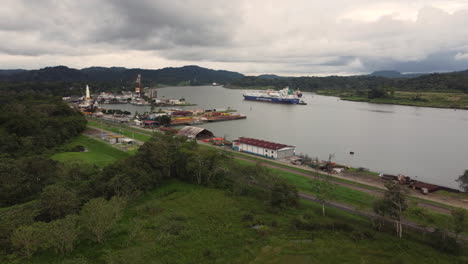 Casas-Frente-Al-Mar-Y-Barcos-En-El-área-De-La-Bahía