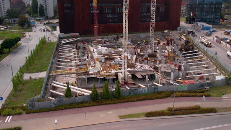 Un-Dron-Se-Eleva-A-Lo-Largo-De-Grúas-De-Construcción-Que-Exponen-El-Lugar-De-Trabajo-En-El-Centro-De-Gdansk.