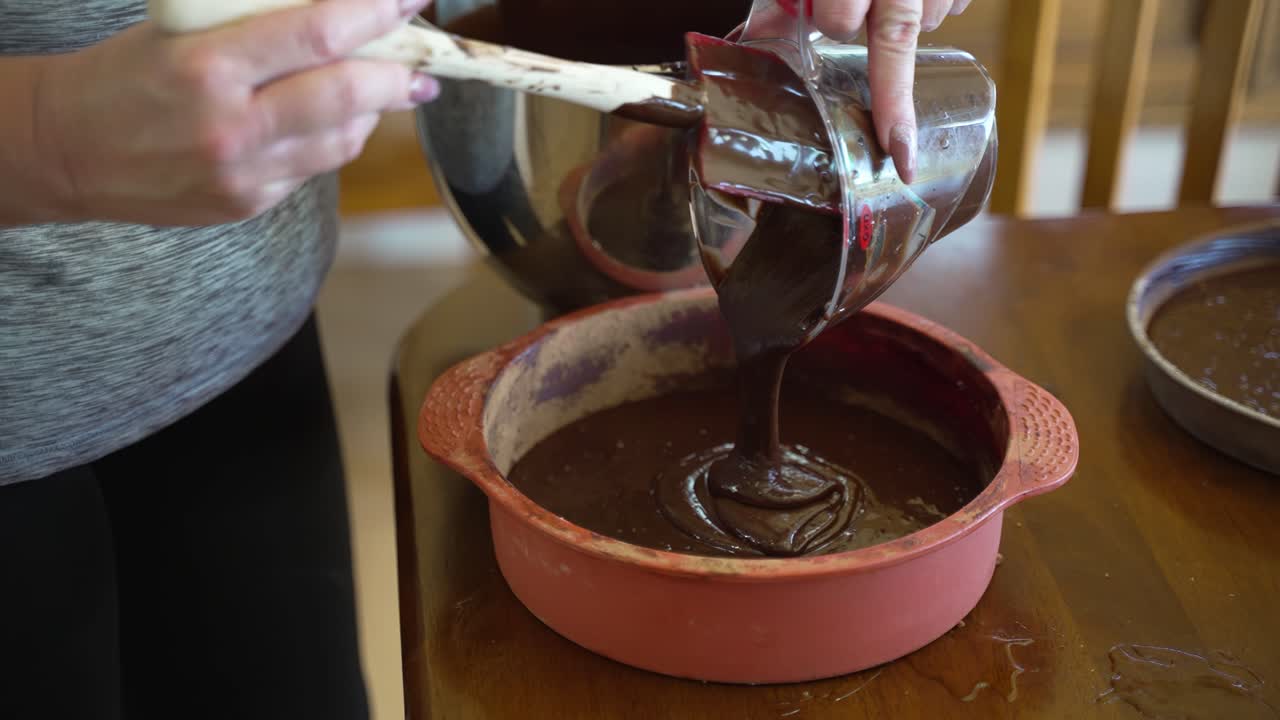 verter la masa de pastel en un molde para hornear de silicona