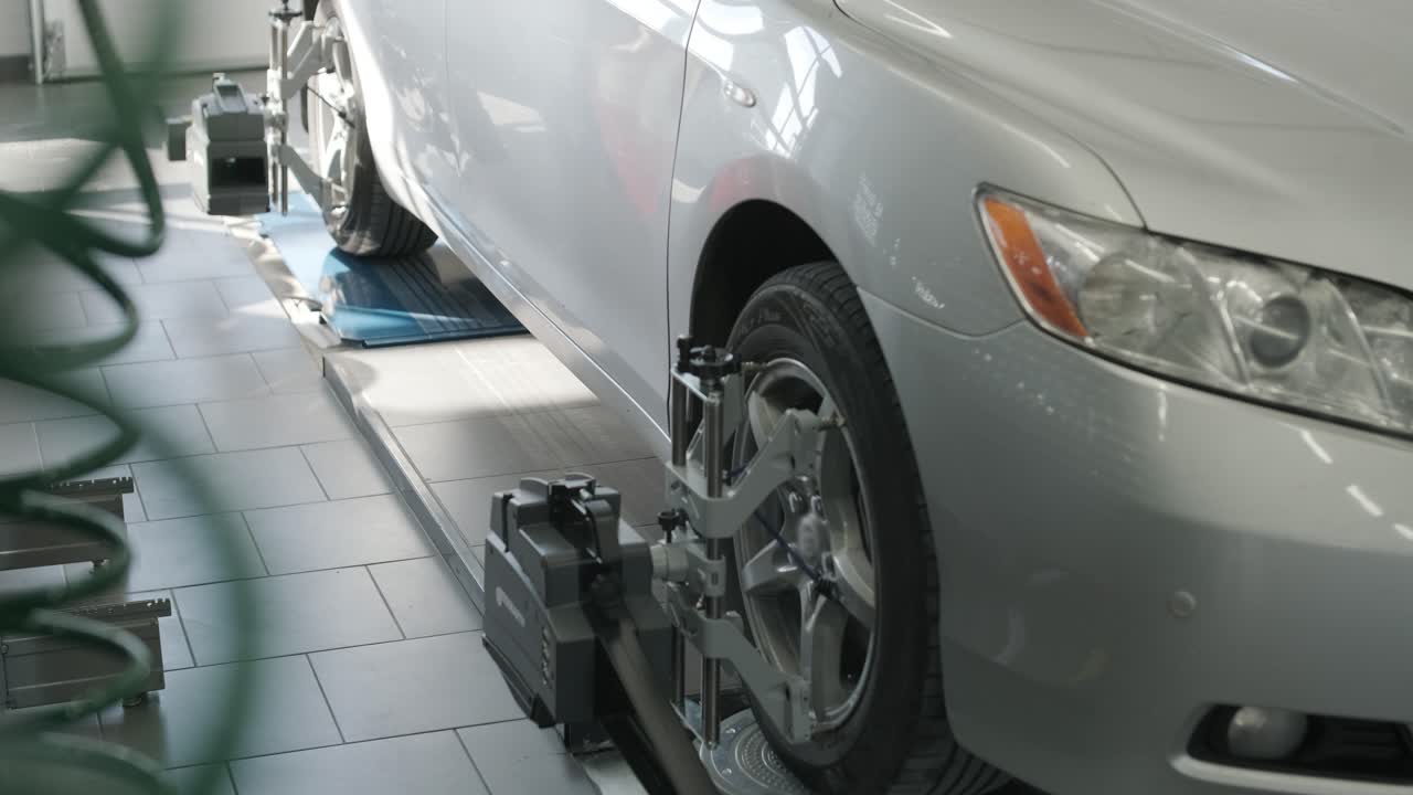 수리 공장에서 자동차 바 정렬