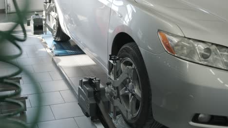 alineación de las ruedas de los automóviles en un taller de reparación