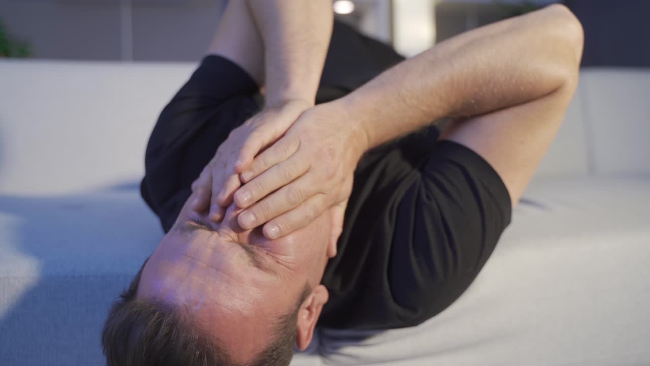 el hombre triste está llorando. la soledad y el dolor del amor.