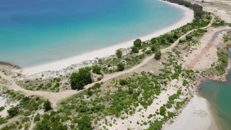 Antenne-über-Kristallklarem,-Türkisfarbenem-Wasser-Am-Strand-Von-Binh-Tien-In-Vietnam