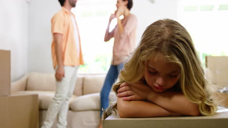 la niña está triste por las peleas de sus padres.