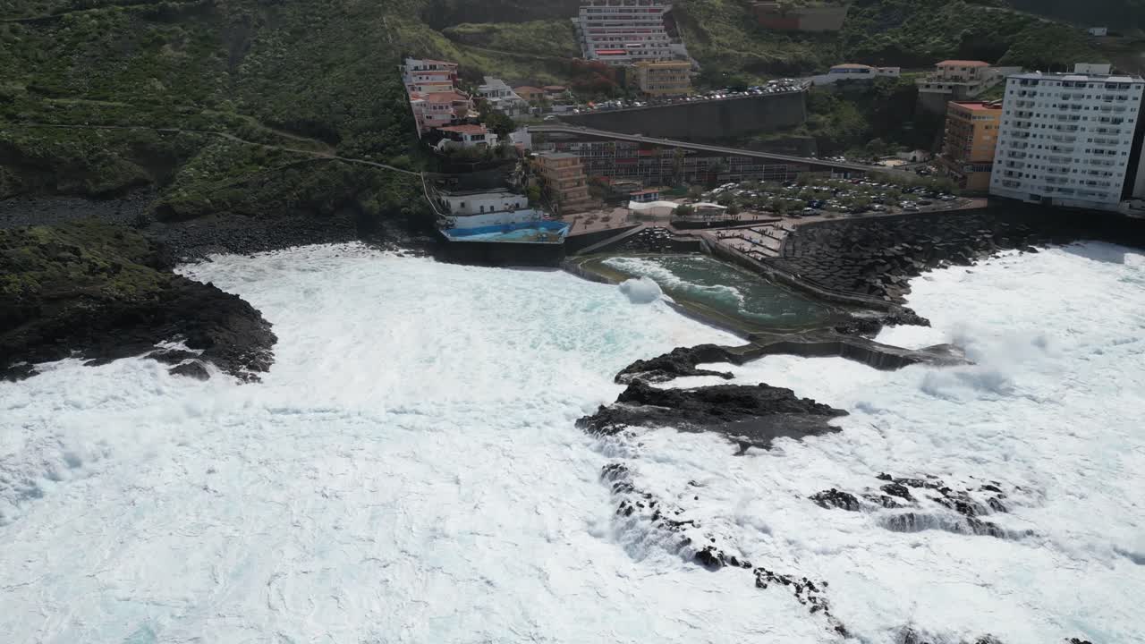 piscinas oceánicas golpeadas por las olas del océano en mesa del mar en tenerife islas canarias españa, tiro aéreo